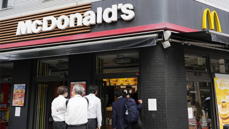 McDonald's reprend le service dans presque tous ses points de vente après une panne du système