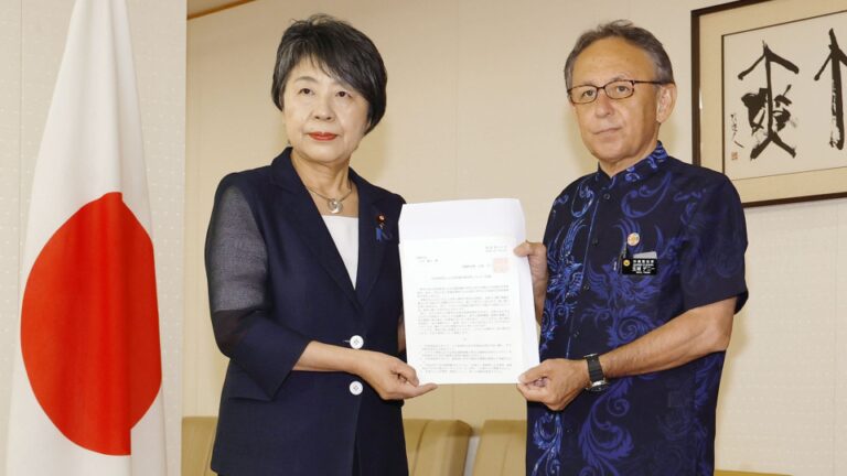 Okinawa proteste contre le refus du gouvernement central de divulguer les cas de crimes sexuels commis par des soldats américains