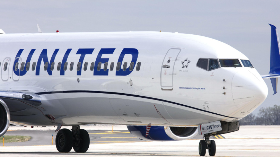 Un avion d'United Airlines retourne à l'aéroport du Japon pour un atterrissage d'urgence