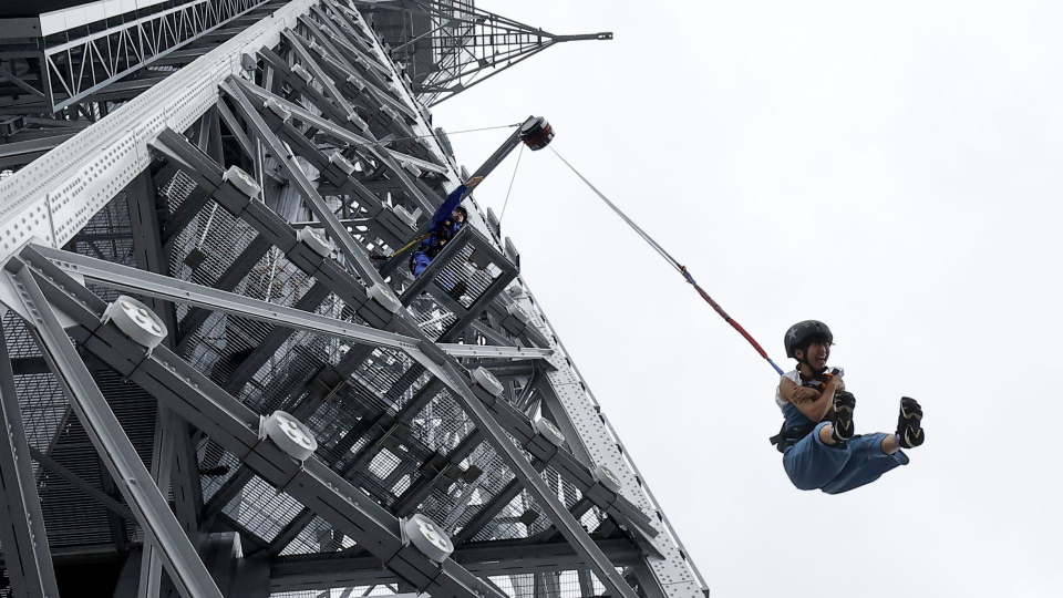 Une nouvelle attraction permet aux visiteurs de sauter depuis l'emblématique tour Tsutenkaku d'Osaka