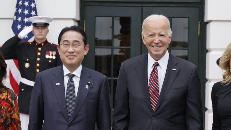 Biden félicite Kishida pour avoir transformé le rôle du Japon dans le monde