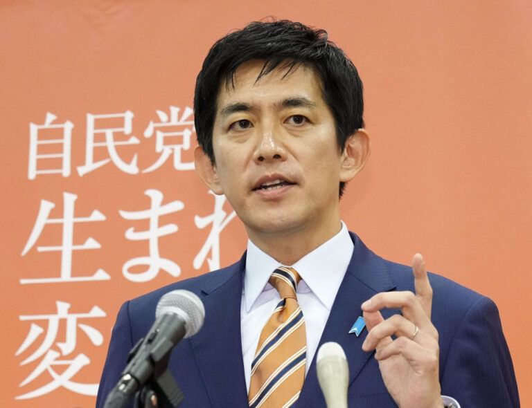 L'ancien ministre Kobayashi annonce sa candidature à la course au pouvoir