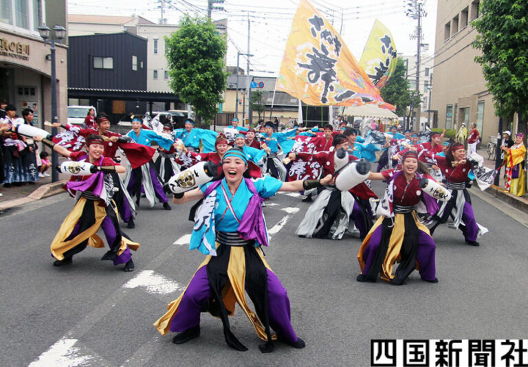 La danse Yosakoi revient au festival d'été Kanonji de Kagawa