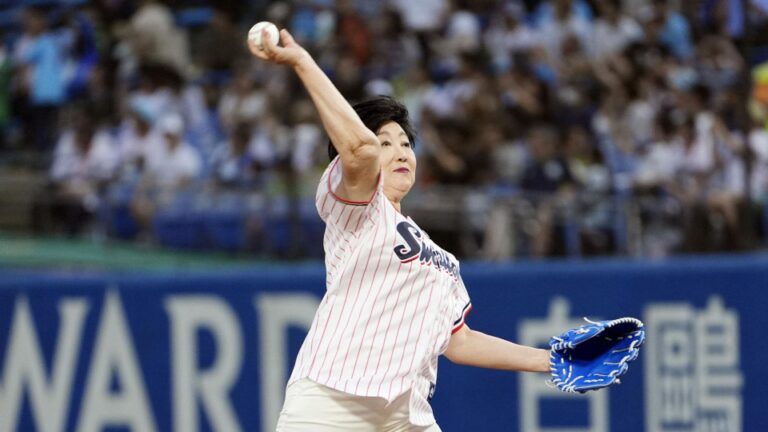 La gouverneure de Tokyo, Koike, souffre d'une fracture osseuse lors de la cérémonie d'ouverture du match