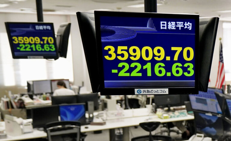 Le Japon fait face à une stagnation économique alors que les actions chutent après la hausse des taux