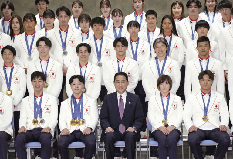 Le Premier ministre Kishida accueille les athlètes japonais des Jeux Olympiques de Paris