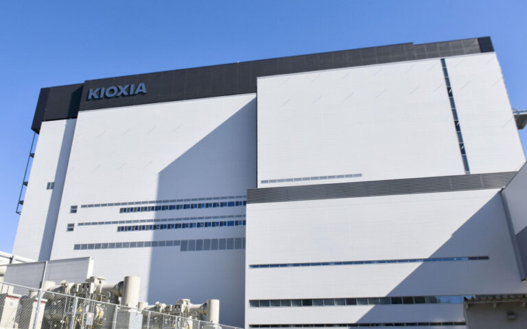 Le fabricant japonais de puces Kioxia vise une introduction en bourse en octobre, la plus importante de l'année