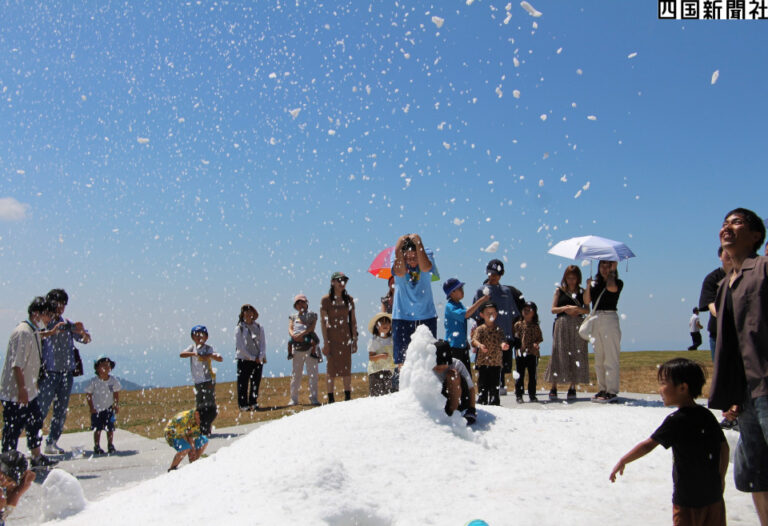 Le parc Kagawa organise un événement hivernal sur le thème « Neige en été »