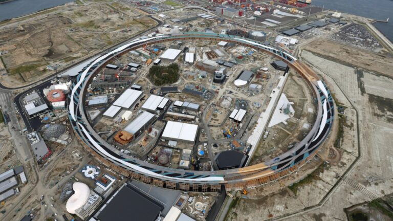 Le toit circulaire en bois du site de l'Exposition universelle de 2025 à Osaka prend forme