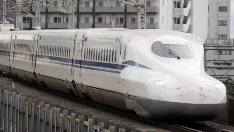 Des trains à grande vitesse bloqués dans l'est et le centre du Japon après un accident