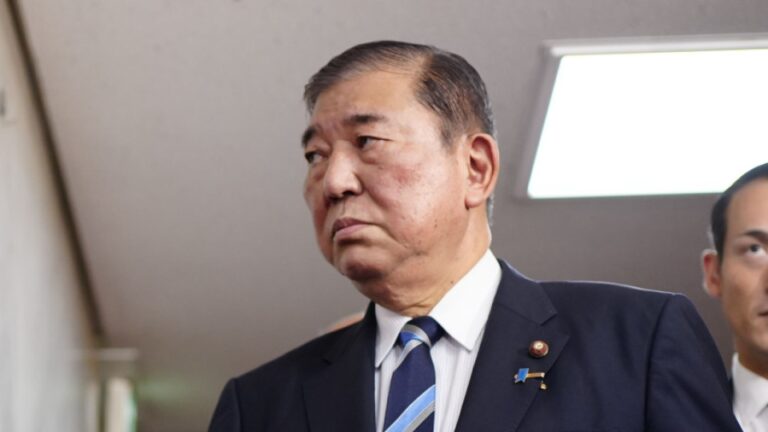Ishiba du LDP choisit des vétérans et d'anciens Premiers ministres comme dirigeants d'un parti divisé au pouvoir