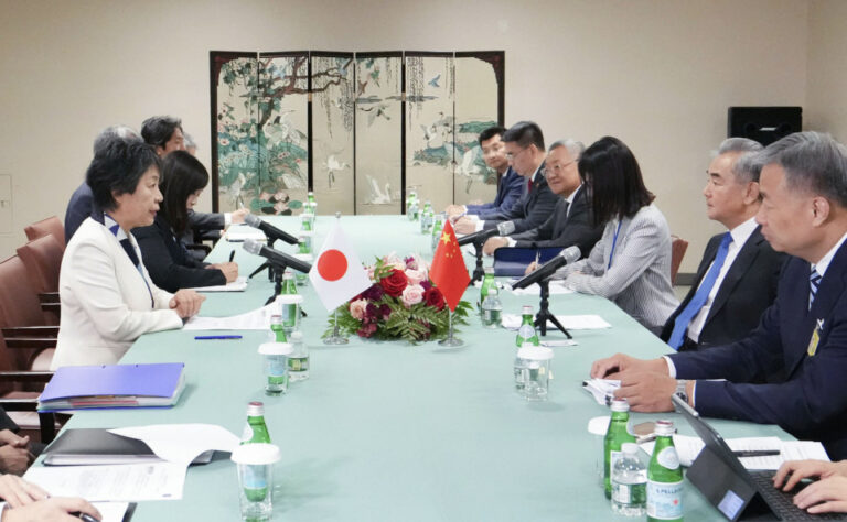 Kamikawa exhorte le président chinois Wang à assurer la sécurité des ressortissants japonais