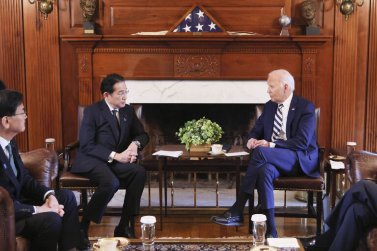 Kishida et Biden saluent le renforcement des liens entre le Japon et les États-Unis lors de leur rencontre d'adieu