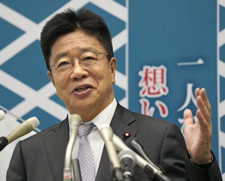 L'ancien directeur de la santé Kato annonce sa candidature pour devenir chef du parti au pouvoir au Japon