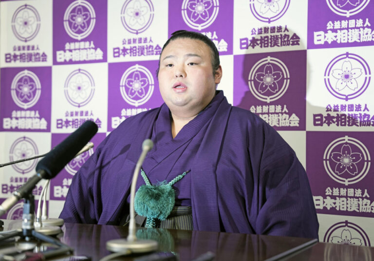 L'ancien ozeki à la retraite Takakeisho « s'est cramé » à 28 ans