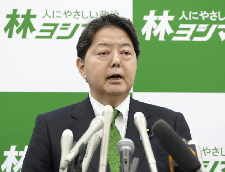Le porte-parole du gouvernement japonais Hayashi participe aux élections pour la direction du parti au pouvoir