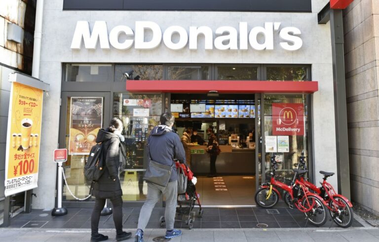 McDonald's met fin aux règles sur la couleur des cheveux au Japon pour attirer les travailleurs