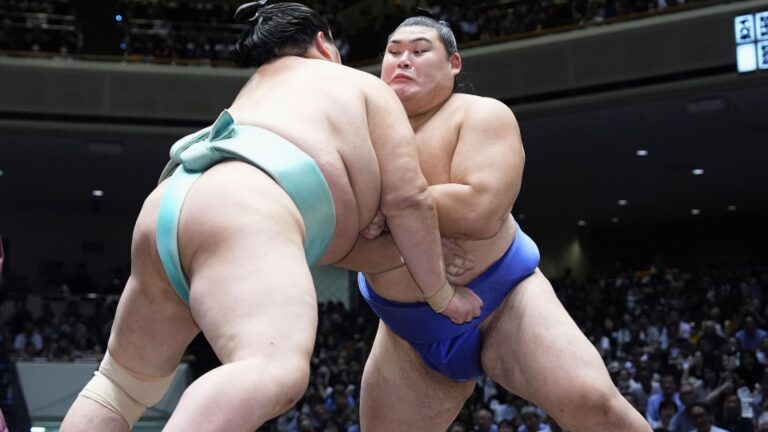 Onosato bat Kotozakura et accroît son avance alors que ses plus proches rivaux perdent