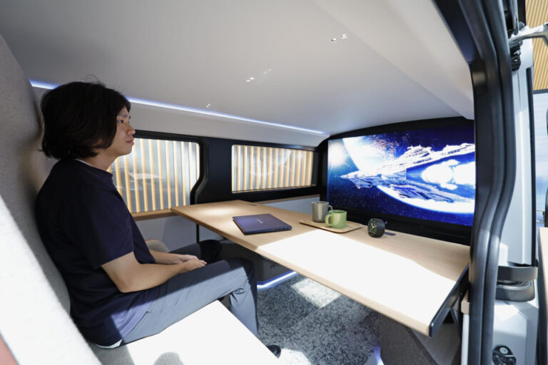 Sharp dévoile son premier prototype de véhicule électrique, comme un salon sur roues