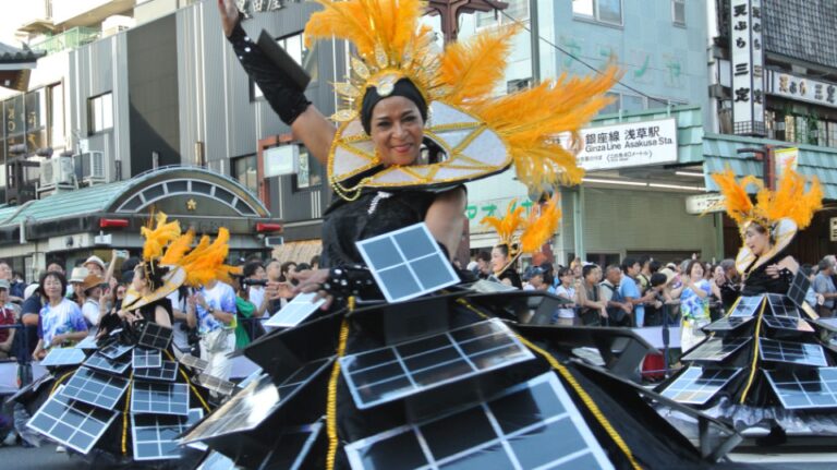 Un costumier brésilien danse à l'antenne après le retour du carnaval d'Asakusa
