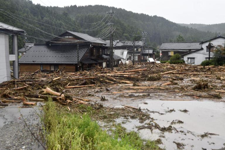 Une personne est décédée et 10 personnes sont portées disparues après des pluies torrentielles à Noto, au Japon