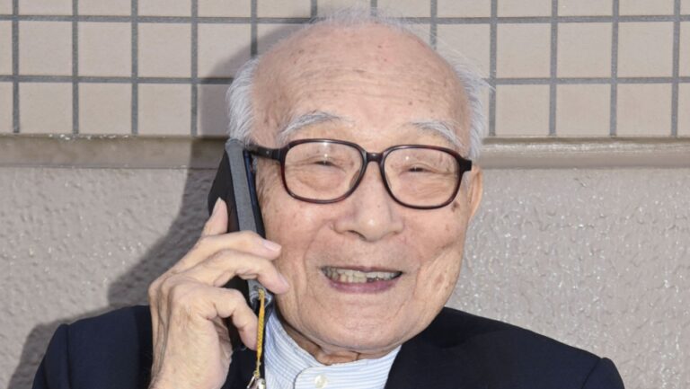 La victoire du groupe de survivants de la bombe atomique au prix Nobel stimule le débat sur le nucléaire lors des élections au Japon