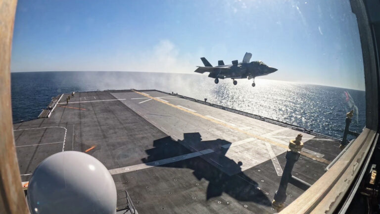 Le F-35B américain effectue son premier atterrissage sur le porte-avions japonais Kaga au large de San Diego