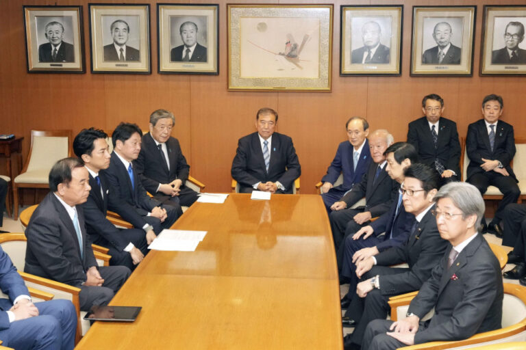 Le Premier ministre japonais s'engage à maintenir la composition de la coalition après la défaite électorale