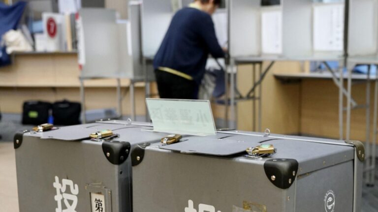 Le bloc au pouvoir au Japon peine à conserver la majorité à la Chambre basse (sondage)
