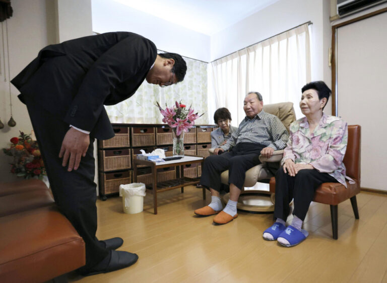 Le chef de la police locale japonaise présente ses excuses à un homme acquitté pour les meurtres de 1966