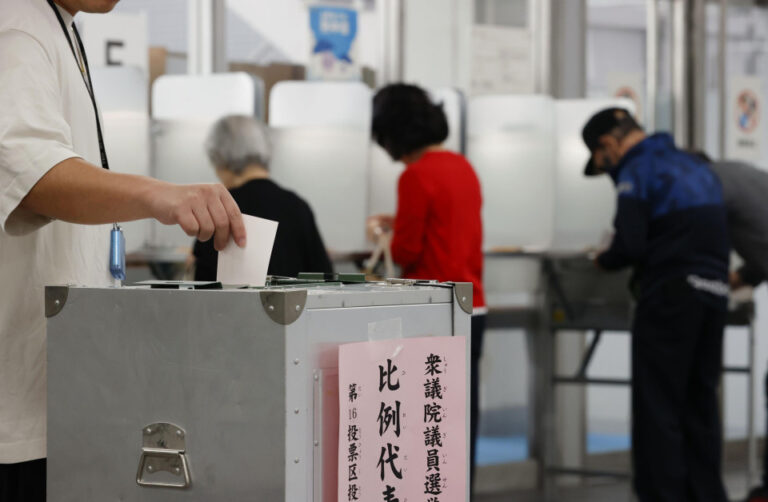 Les Japonais se rendent aux urnes alors que le nouveau Premier ministre envisage un nouveau mandat au milieu d'un scandale financier