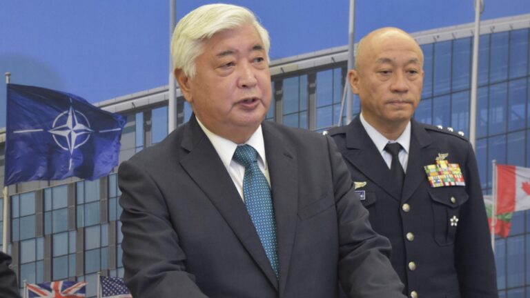Les chefs de la défense du Japon et de l'OTAN conviennent d'intensifier leur coopération