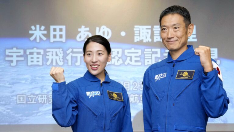 Les deux nouveaux astronautes japonais montrent leur enthousiasme, avec la Lune peut-être en vue