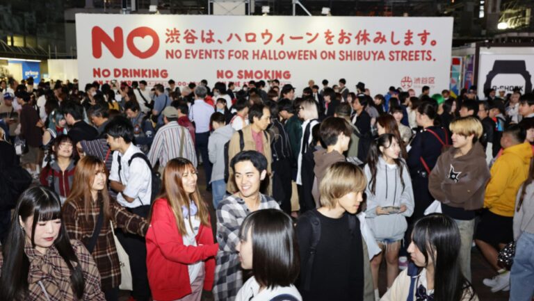 Shibuya à Tokyo voit des célébrations discrètes le week-end avant Halloween