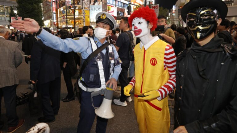 Contrôle strict des foules pour Halloween à Shibuya et Shinjuku à Tokyo