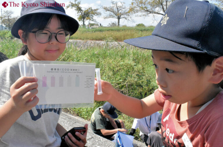 Des élèves de Kyoto testent l'eau du système de la rivière Kizu pour mieux comprendre la nature