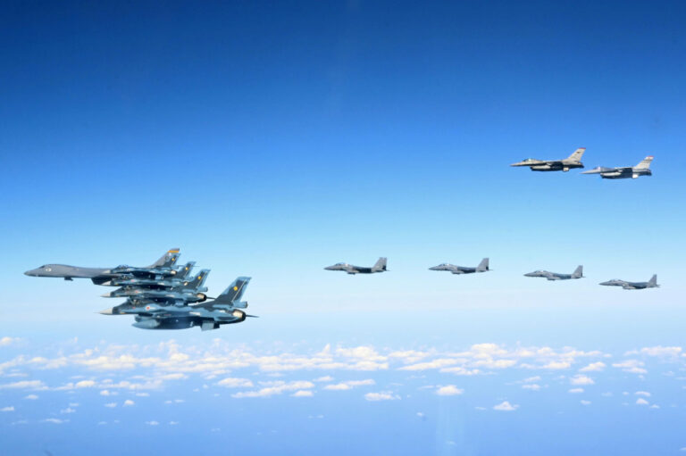 La Corée du Sud, les États-Unis et le Japon organisent des exercices aériens conjoints après le lancement d'un ICBM par la Corée du Nord