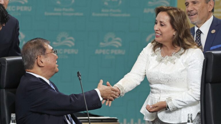 Le Premier ministre japonais Ishiba critiqué pour ses « mauvaises manières » lors du sommet de l'APEC