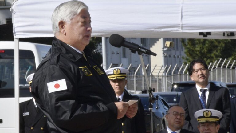 Le chef de la défense du Japon visite un navire de guerre sud-coréen pour montrer l'amélioration des relations