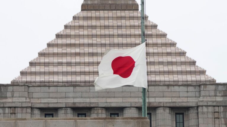 Les gens pleurent la princesse Yuriko, grand-tante de l'empereur du Japon