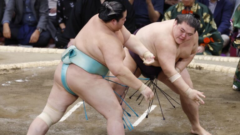Oho, de base, bouleverse l'ozeki Kotozakura lors de la troisième journée à Kyushu