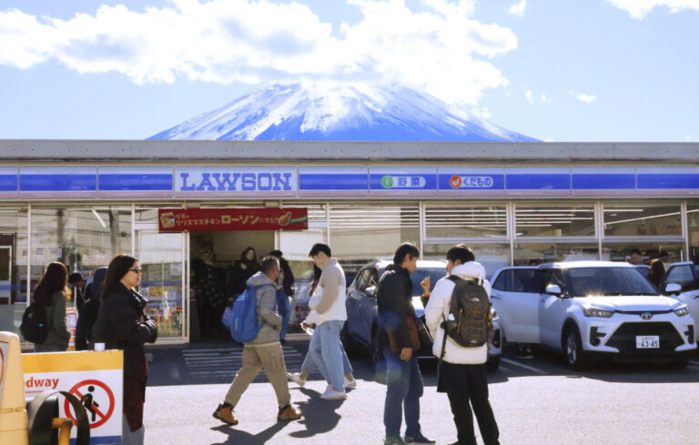 Spot photo du mont Fuji pour installer de nouvelles clôtures pour freiner le jaywalking