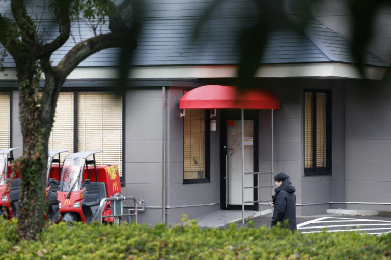 La chasse à l'homme se poursuit après que les attaques au couteau chez McDonald's aient causé la mort d'un adolescent au Japon
