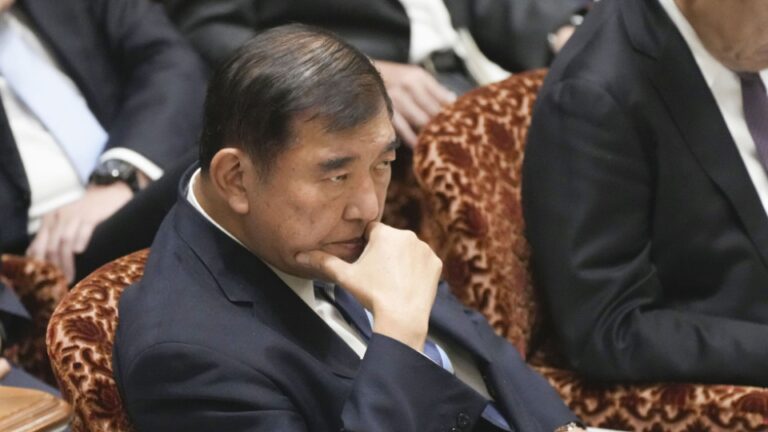 Le Premier ministre japonais fait face à un défi de relooking alors qu'un faible soutien augure mal pour les sondages