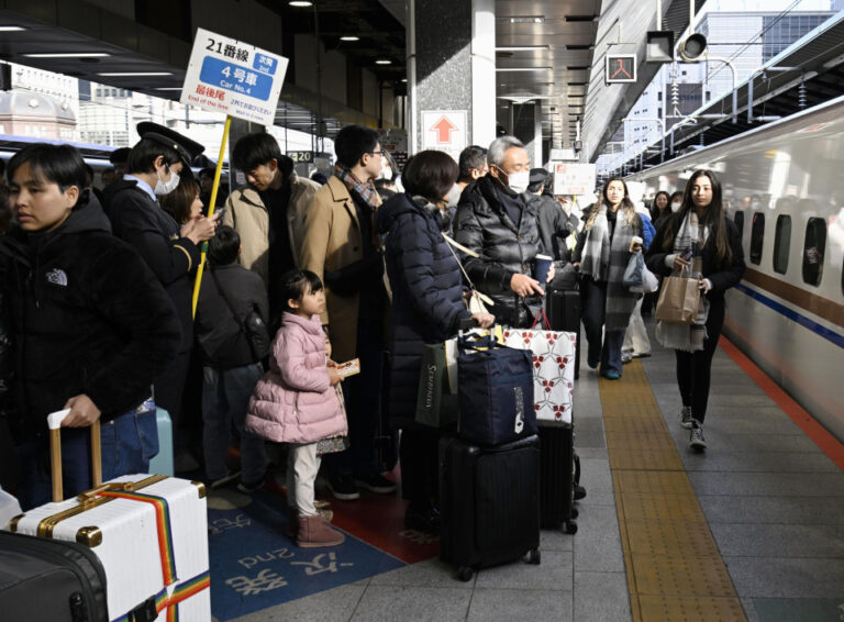 Les centres de transport japonais débordent alors que les vacances du Nouvel An de 9 jours commencent