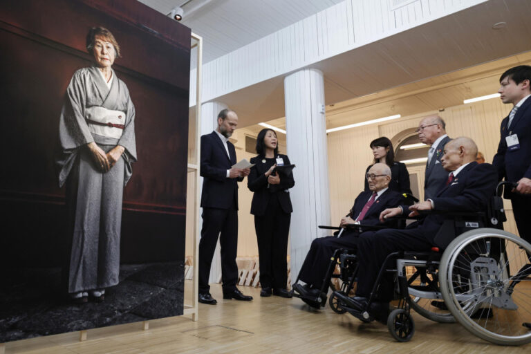 Les expériences des survivants de la bombe atomique exposées à Oslo après l'obtention du prix Nobel