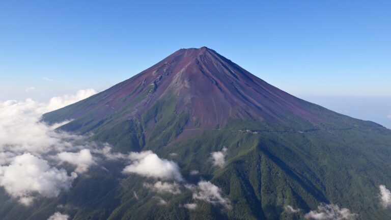 Les frais d'accès au mont Fuji vont être augmentés à mesure que les autorités s'attaquent au surpeuplement