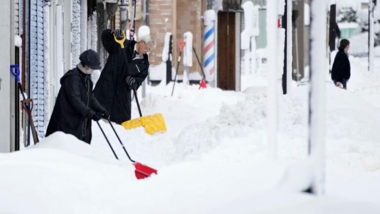De fortes chutes de neige frappent le nord et l'ouest du Japon, 100 véhicules temporairement bloqués