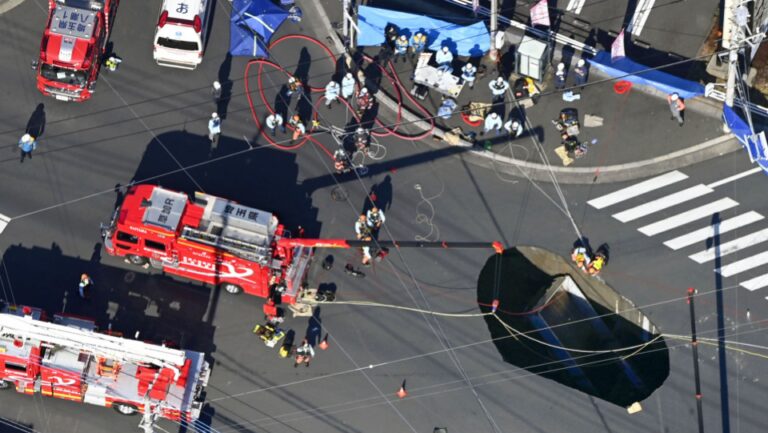 Grand camion à avaler un camion près de Tokyo, homme piégé