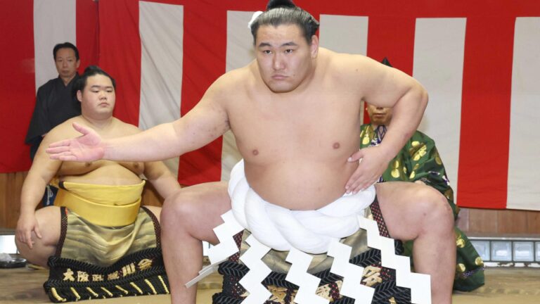 Hoshoryu entreprend une cérémonie de fabrication de corde alors que New Yokozuna